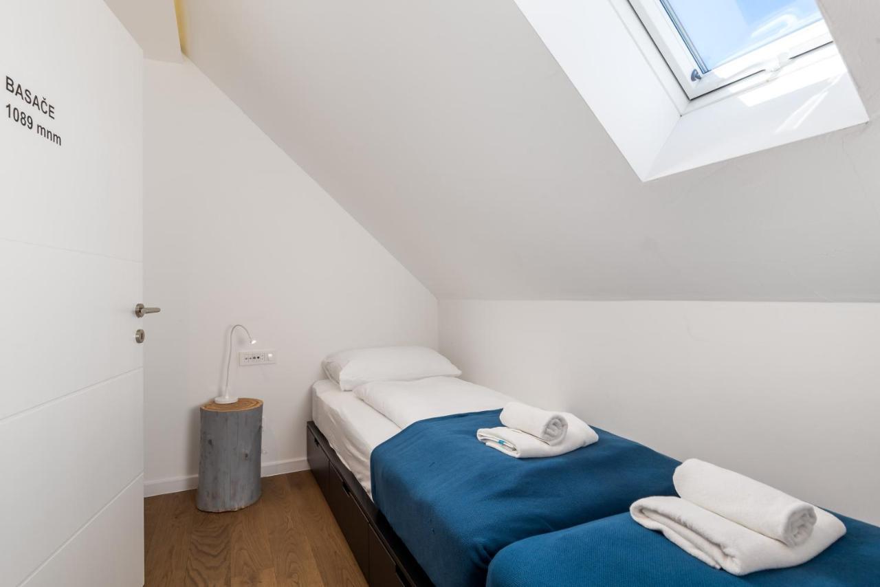 Modern Alpine Monsalbius Chalet Baske Ostarije Dış mekan fotoğraf